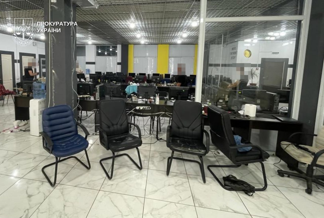 Обкрадав українців на «ставках»: з Німеччини екстрадували фігуранта шахрайської схеми з Кривого Рогу