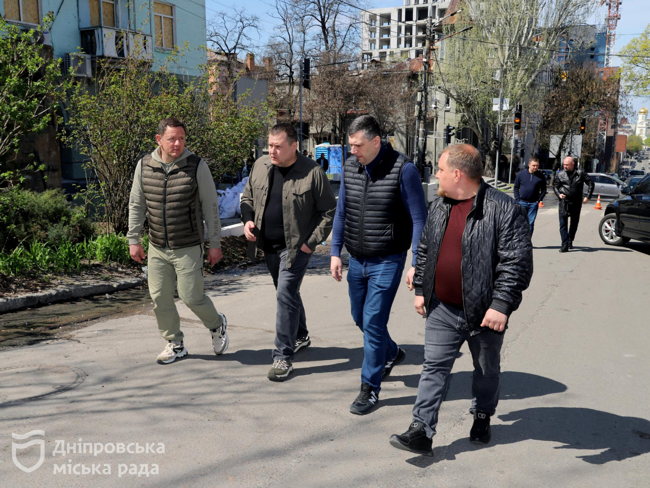 Вивезли понад сотню тонн скла й уламків та продовжують закривати вибиті шибки. Філатов розповів, як Дніпро оговтується після масованого ракетно-дронового удару