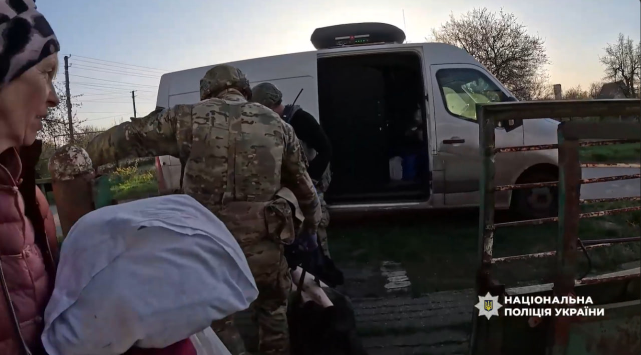 «Накрився ковдрою й вижив»: на Синельниківщині «Білі янголи» рятують людей під обстрілами