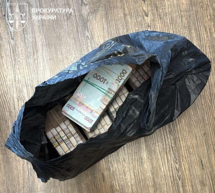 Правоохоронці викрили та припинили діяльність злочинної організації, яка створила так званий «конвертаційний центр» для легалізації коштів та ухилення від сплати податків. За даними слідства, одним із клієнтів схеми стало підприємство, яке у 2023–2025 роках виконувало контракти з ремонту військової техніки для Міністерства оборони та Національної гвардії України. Із загальної суми у 2,5 млрд грн, отриманих від держави, понад 576 млн грн було виведено у «тінь». Кошти перераховувалися на рахунки фіктивних компаній за неіснуючі товари та послуги. Організатори створили мережу підконтрольних фірм-прокладок, які існували лише формально — без персоналу, виробництва та реальної діяльності. Часто їх оформлювали на підставних осіб, зокрема з тимчасово окупованих територій. Надалі кошти проходили через транзитні рахунки, «відмивалися» та поверталися замовникам готівкою. Учасники схеми отримували відсоток за свої послуги. Окрім цього, штучно створювалися збитки підприємства, щоб уникнути сплати податків. За оцінками експертів, йдеться про понад 100 млн грн. Під час понад 40 обшуків правоохоронці вилучили готівку, транспорт, комп’ютерну техніку, печатки та чорнову бухгалтерію. Наразі про підозру повідомлено семи особам. Вони перебувають під вартою без права внесення застави. Понад 576 млн грн з оборонних контрактів вивели у «тінь»: викрито схему