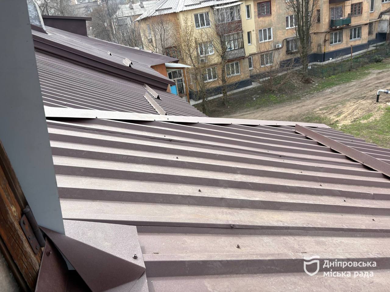 У Дніпрі відновили пошкоджену обстрілом покрівлю будинку ОСББ
