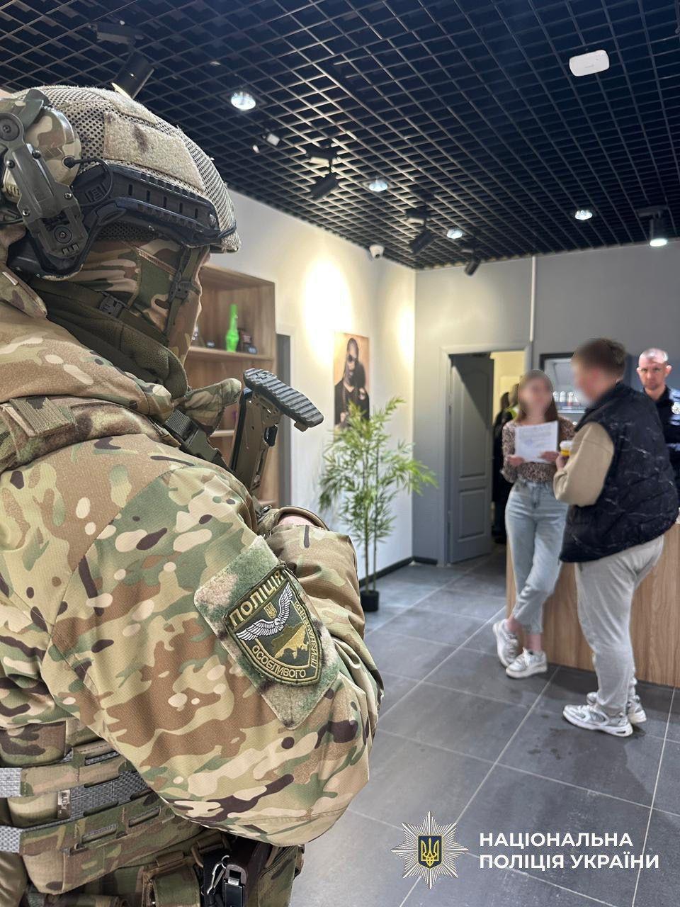 Продавали психотропні речовини, обіг яких заборонений в Україні, під виглядом сувенірів