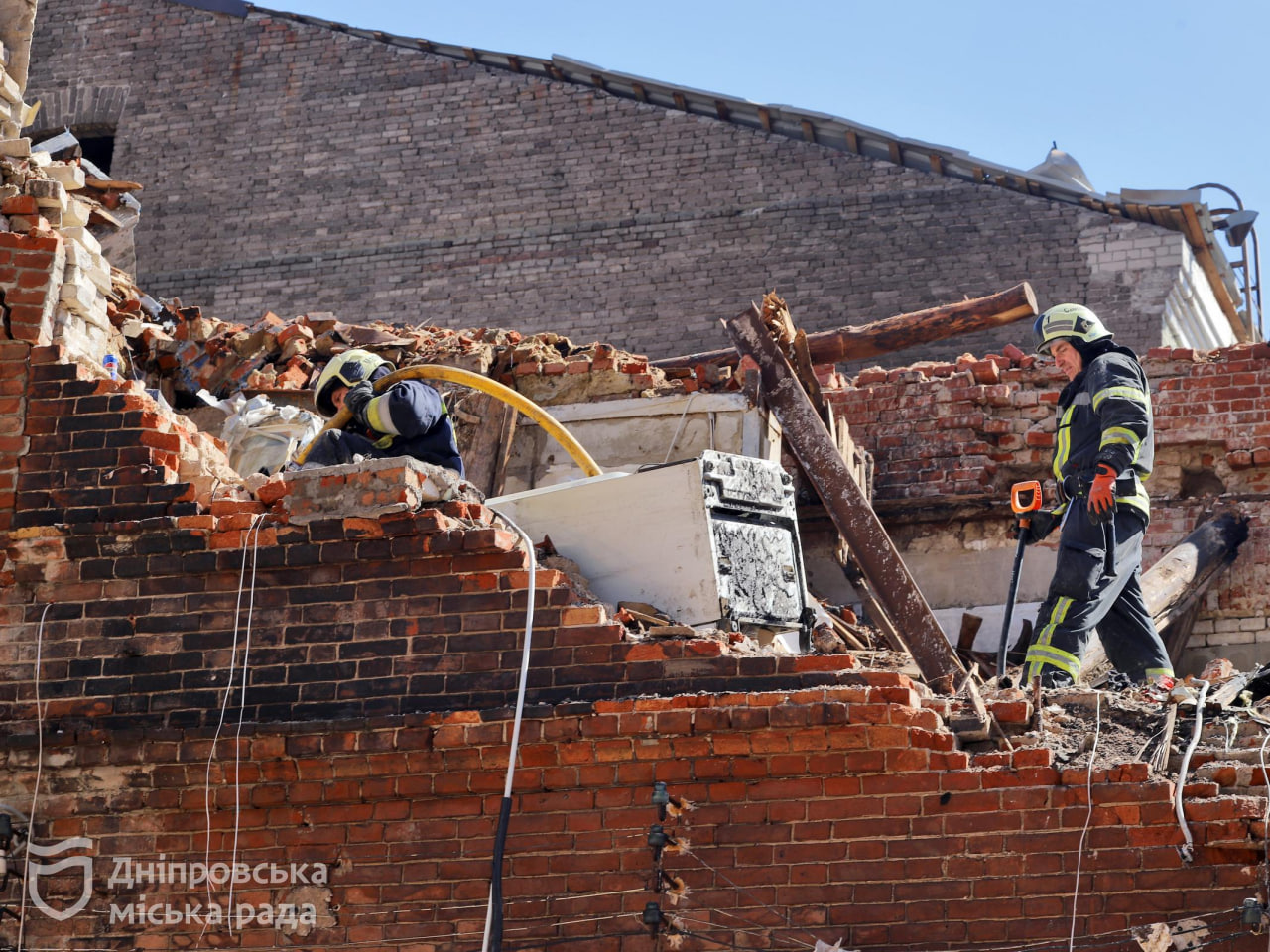 Вивезли понад сотню тонн скла й уламків та продовжують закривати вибиті шибки. Філатов розповів, як Дніпро оговтується після масованого ракетно-дронового удару