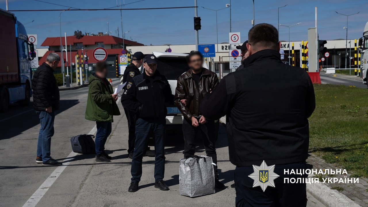 Понад 5 млн грн щомісяця заробляли на військових: організатора схеми продажу неіснуючих авто для ЗСУ екстрадували з Естонії