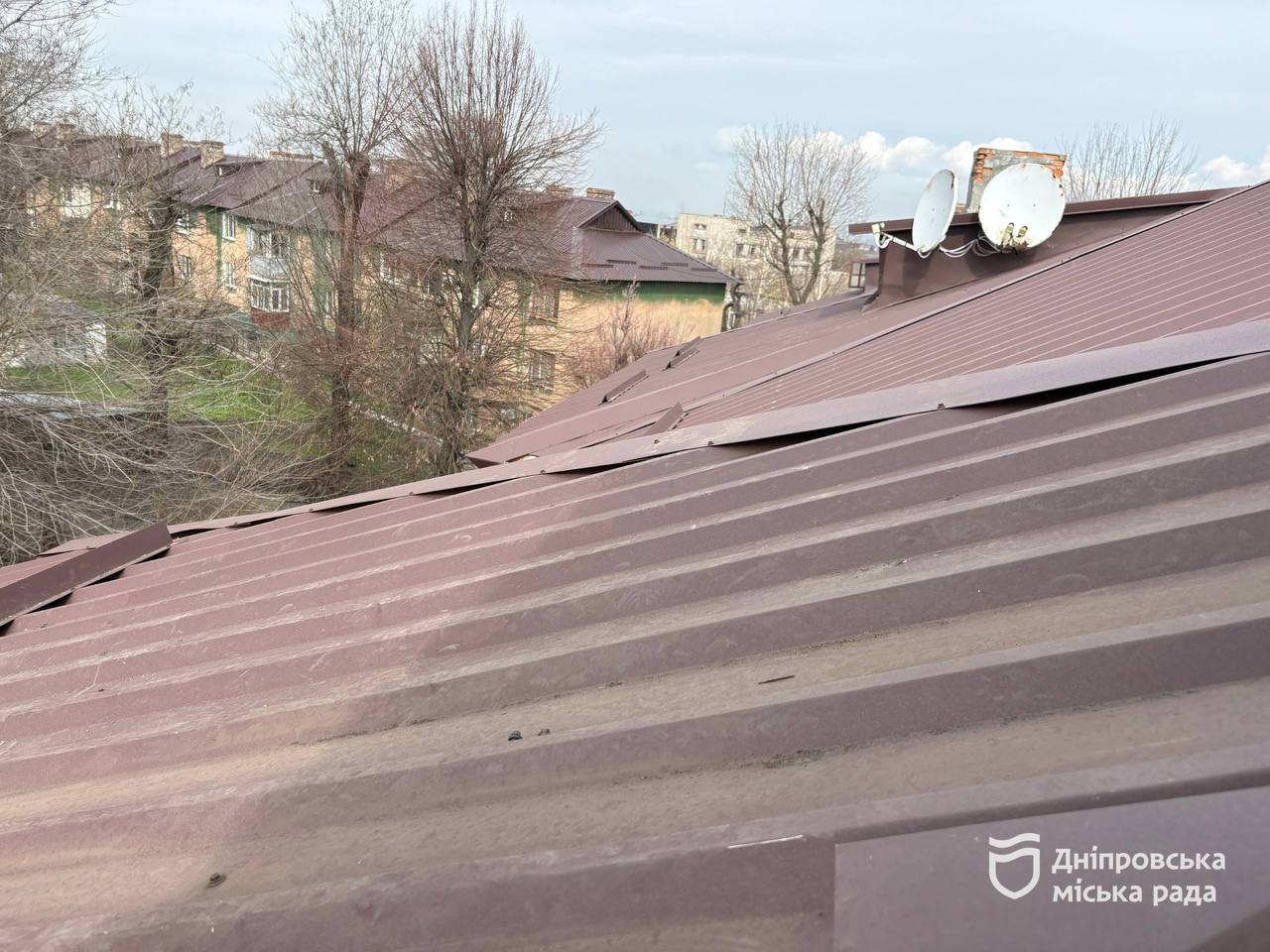 У Дніпрі відновили пошкоджену обстрілом покрівлю будинку ОСББ