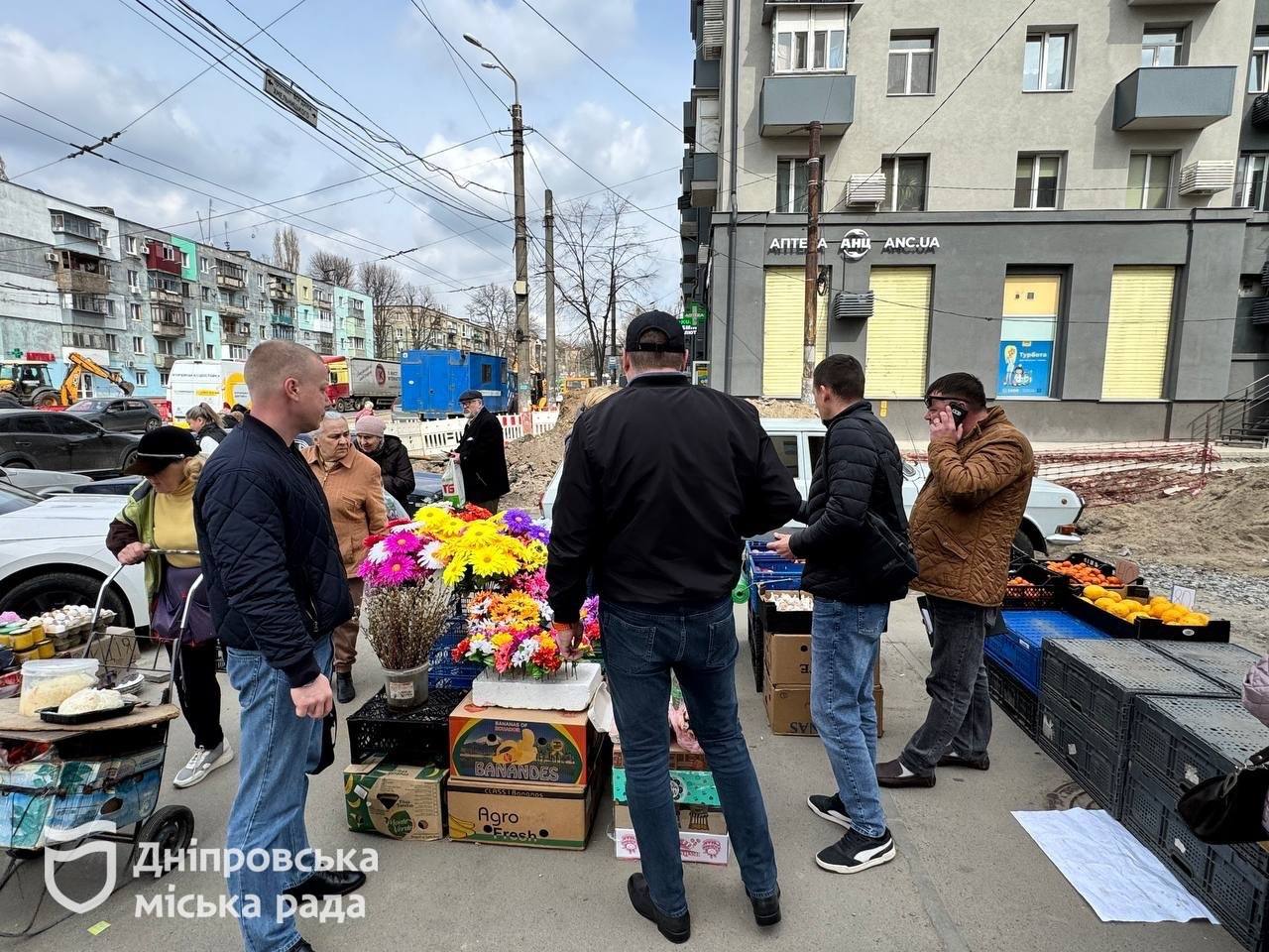 Дніпровські екологи закликають відмовитися від штучних квітів на кладовищах