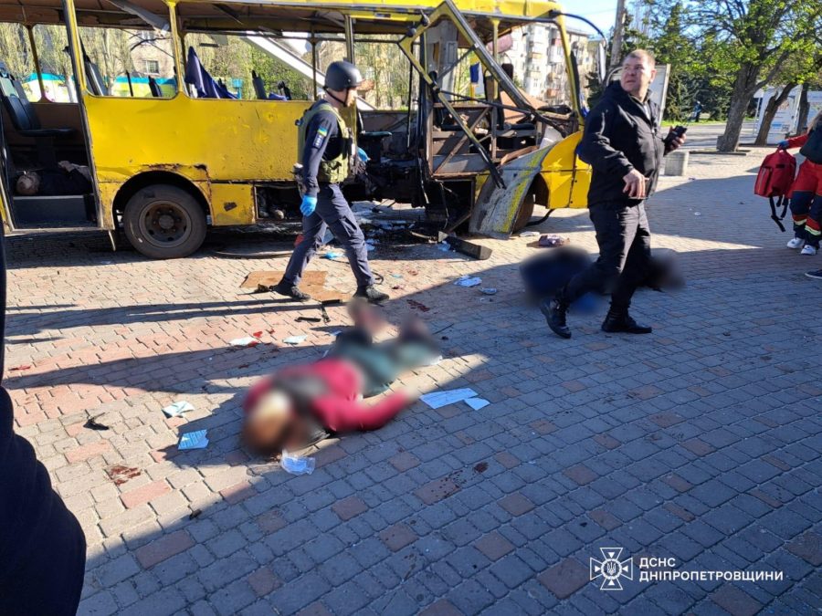 Удар по пасажирському автобусу в Нікополі: загинули троє людей, є поранені