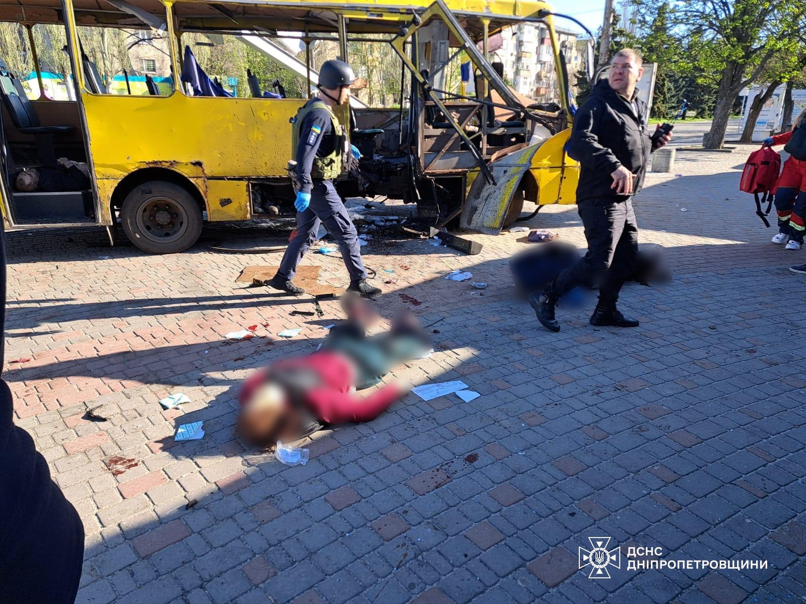 Удар по пасажирському автобусу в Нікополі: загинули троє людей, є поранені