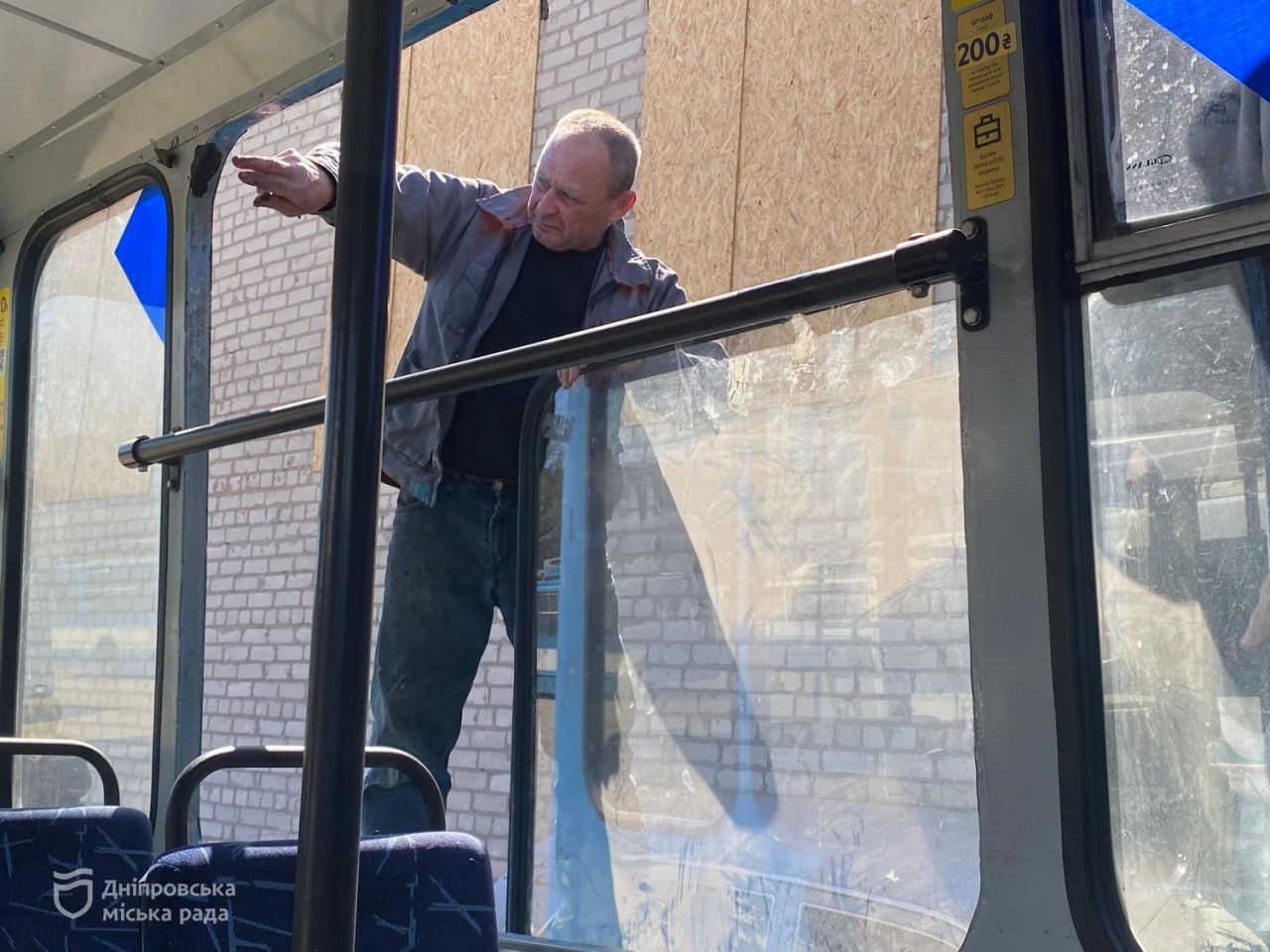 Дніпро ліквідовує наслідки ворожої атаки 17 квітня на транспортну інфраструктуру