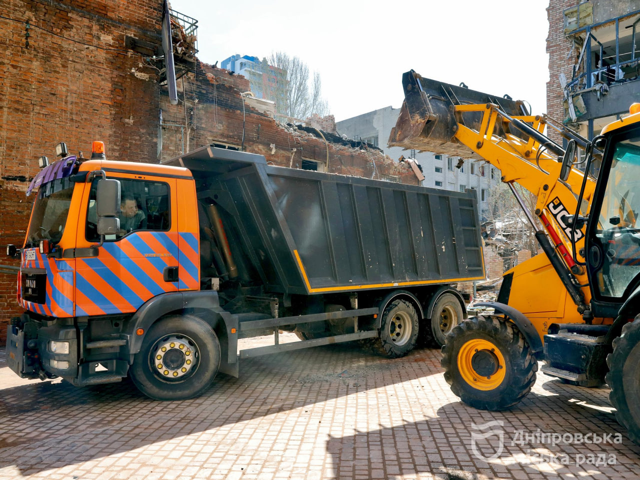 Вивезли понад сотню тонн скла й уламків та продовжують закривати вибиті шибки. Філатов розповів, як Дніпро оговтується після масованого ракетно-дронового удару 