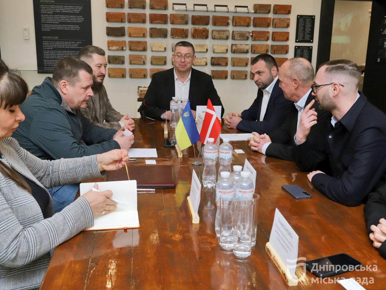 Філатов зустрівся з послом Данії — країни, що надає приголомшливі 3,25 % власного ВВП для допомоги Україні у протистоянні російській агресії