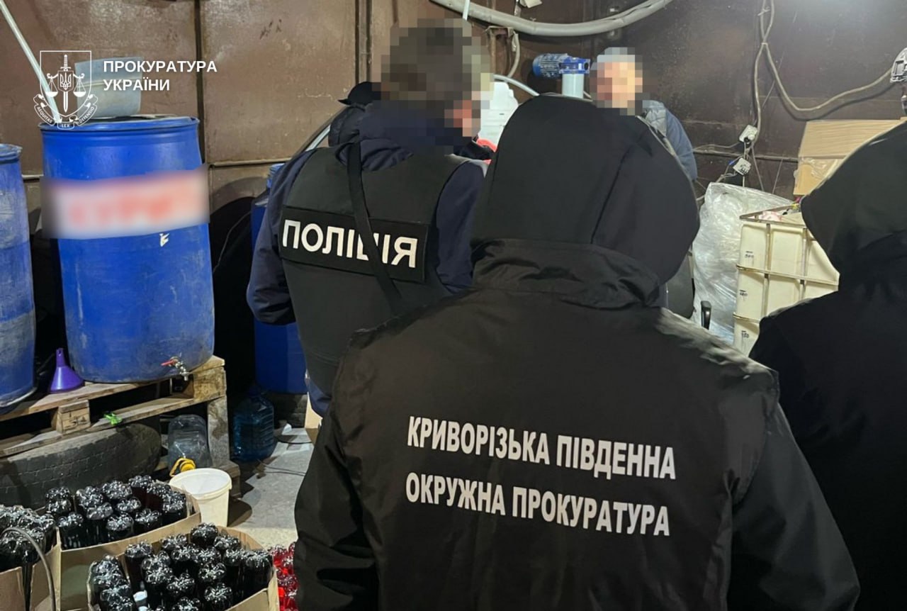 Виготовляли та збували контрафактний алкоголь: на Дніпропетровщині судитимуть п’ятьох учасників групи