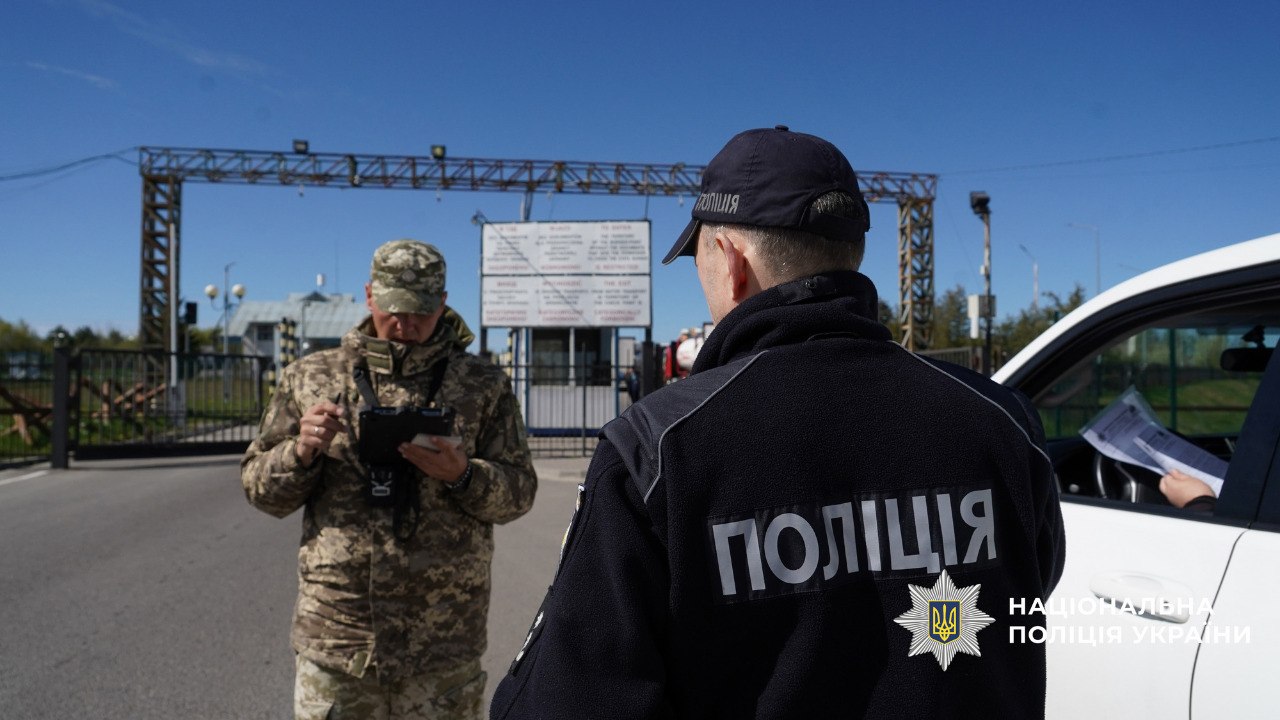 Понад 5 млн грн щомісяця заробляли на військових: організатора схеми продажу неіснуючих авто для ЗСУ екстрадували з Естонії