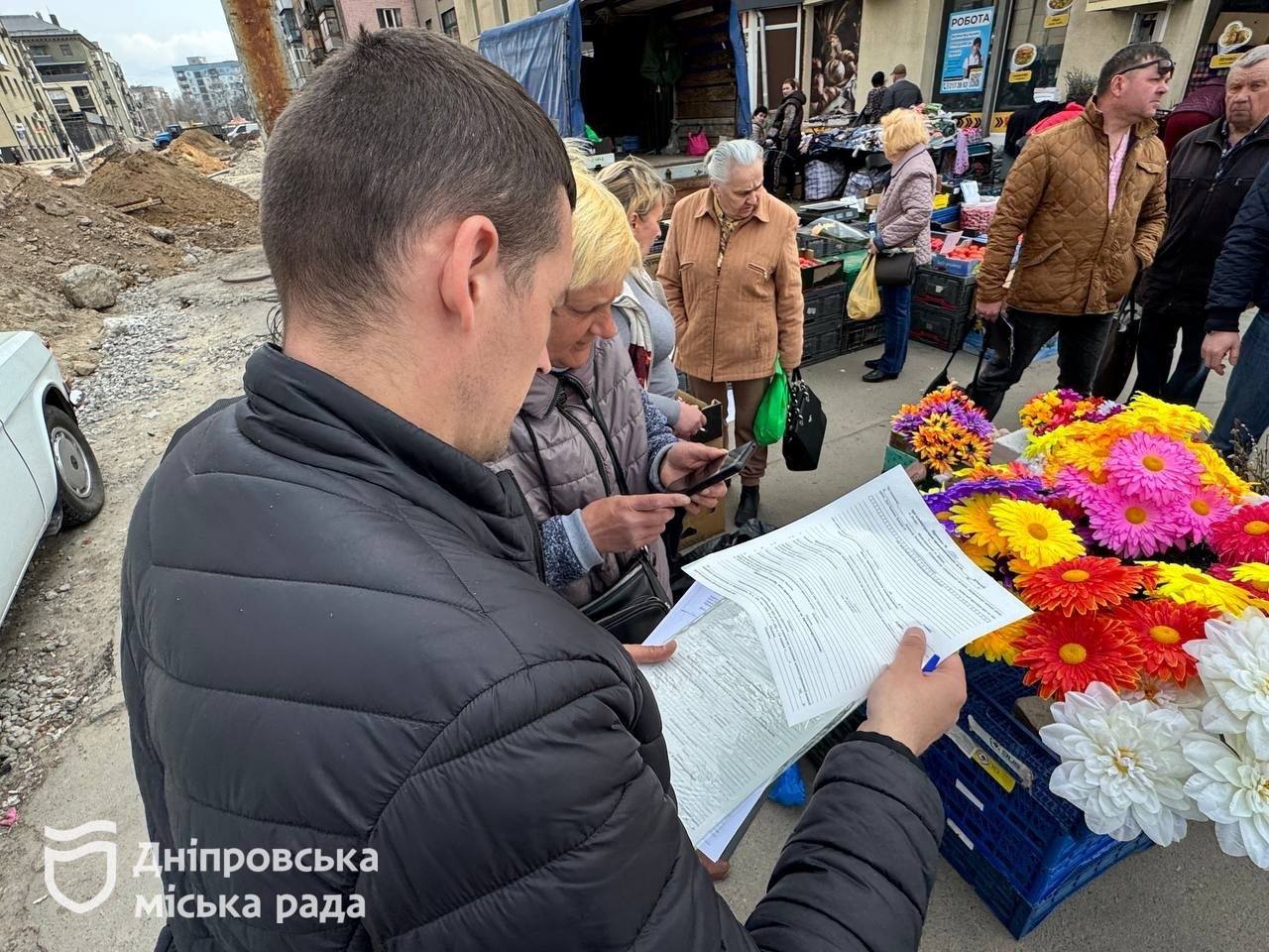Дніпровські екологи закликають відмовитися від штучних квітів на кладовищах