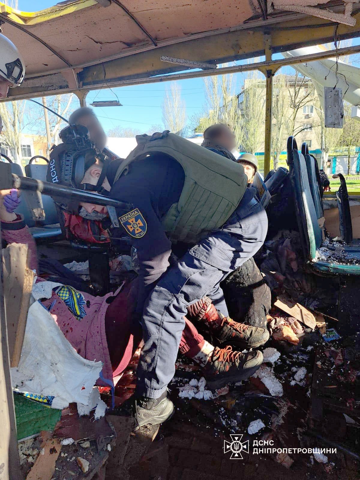 Удар по пасажирському автобусу в Нікополі: загинули троє людей, є поранені