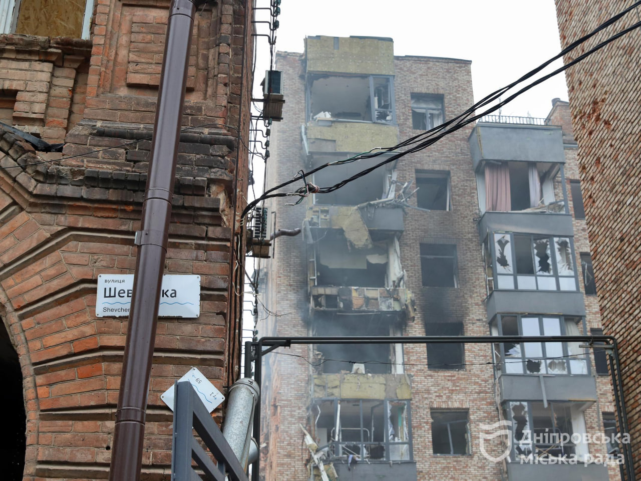 Понівечено майже 30 будинків, десятки постраждалих та близько 2 тис. вибитих вікон. Філатов розповів про наслідки нічної комбінованої атаки рф по Дніпру