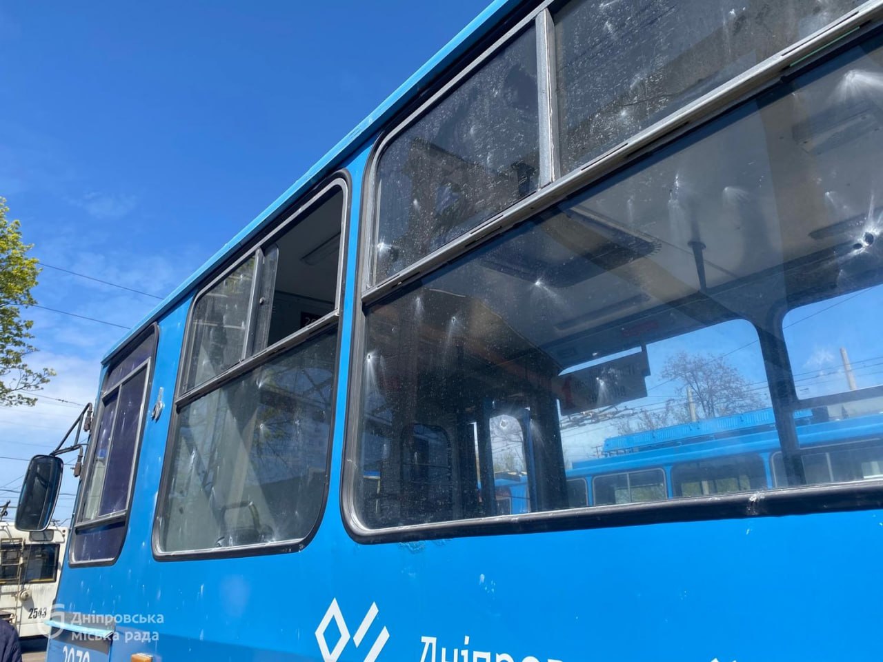 Дніпро ліквідовує наслідки ворожої атаки 17 квітня на транспортну інфраструктуру