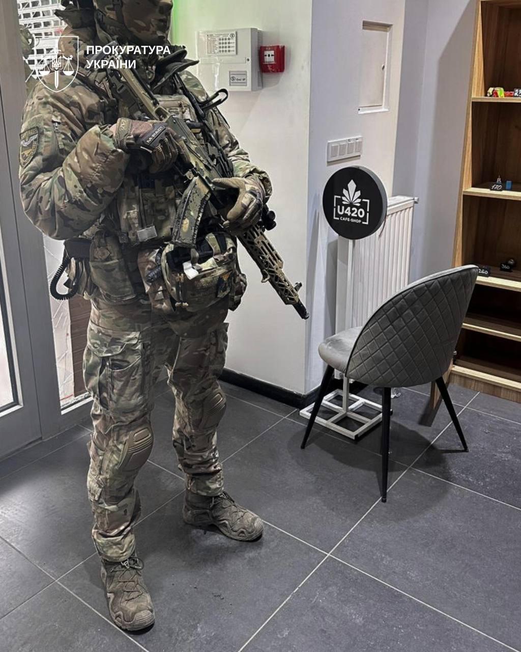 Продавали психотропні речовини, обіг яких заборонений в Україні, під виглядом сувенірів