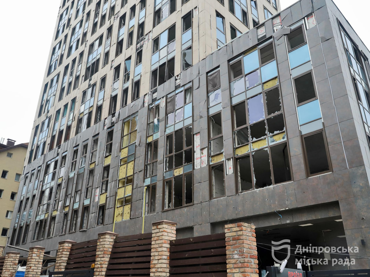 Понівечено майже 30 будинків, десятки постраждалих та близько 2 тис. вибитих вікон. Філатов розповів про наслідки нічної комбінованої атаки рф по Дніпру