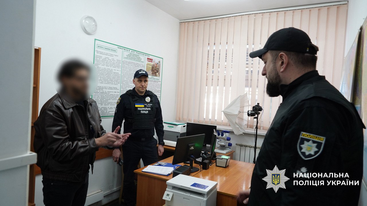 Понад 5 млн грн щомісяця заробляли на військових: організатора схеми продажу неіснуючих авто для ЗСУ екстрадували з Естонії