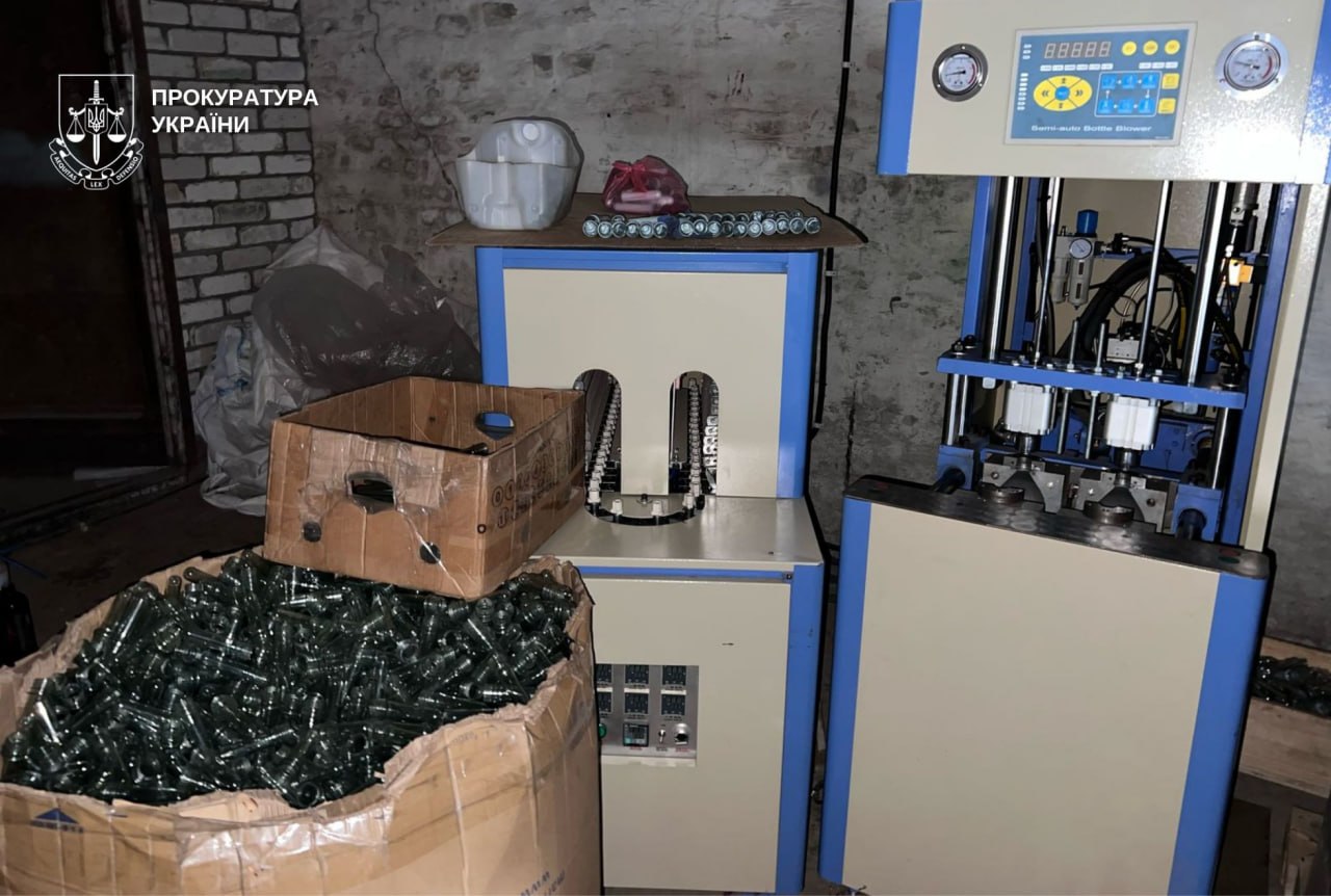 Виготовляли та збували контрафактний алкоголь: на Дніпропетровщині судитимуть п’ятьох учасників групи