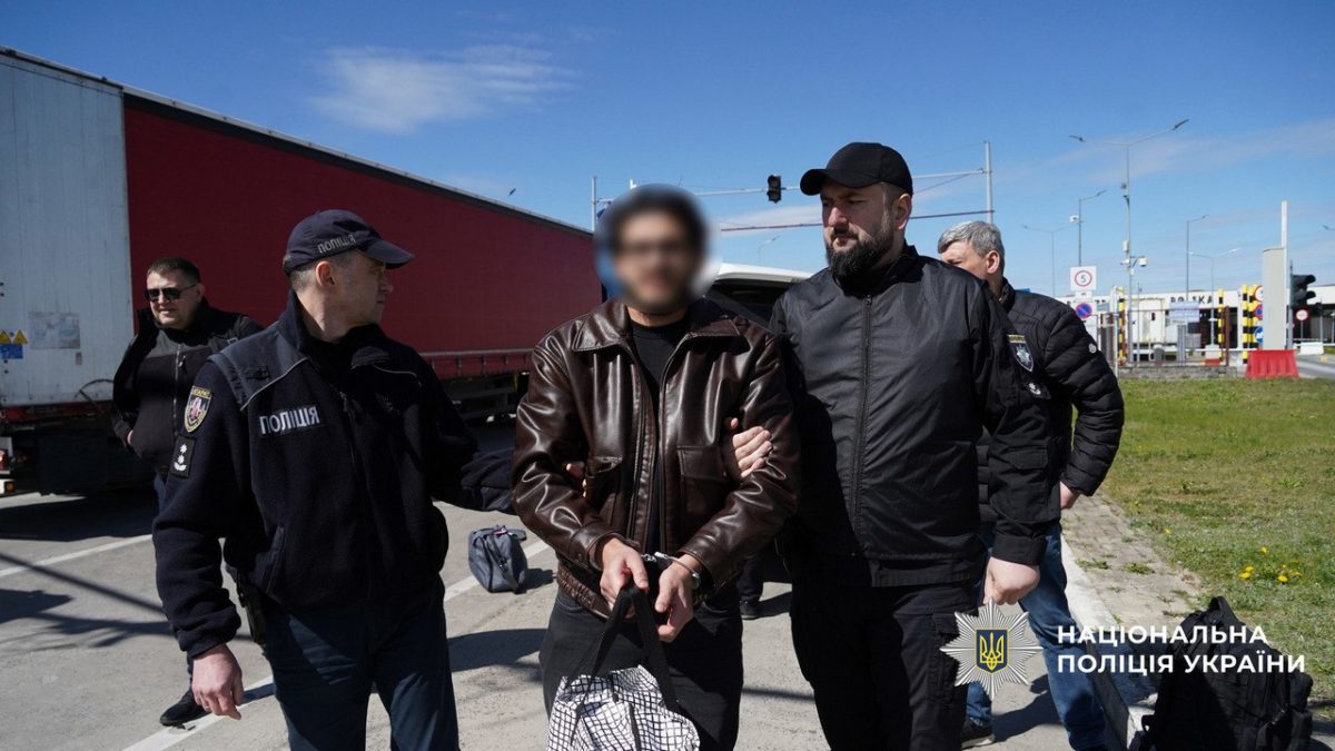 Понад 5 млн грн щомісяця заробляли на військових: організатора схеми продажу неіснуючих авто для ЗСУ екстрадували з Естонії