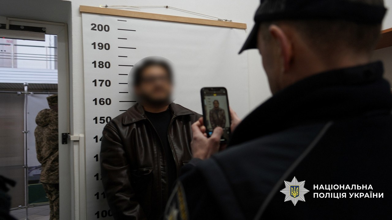 Понад 5 млн грн щомісяця заробляли на військових: організатора схеми продажу неіснуючих авто для ЗСУ екстрадували з Естонії