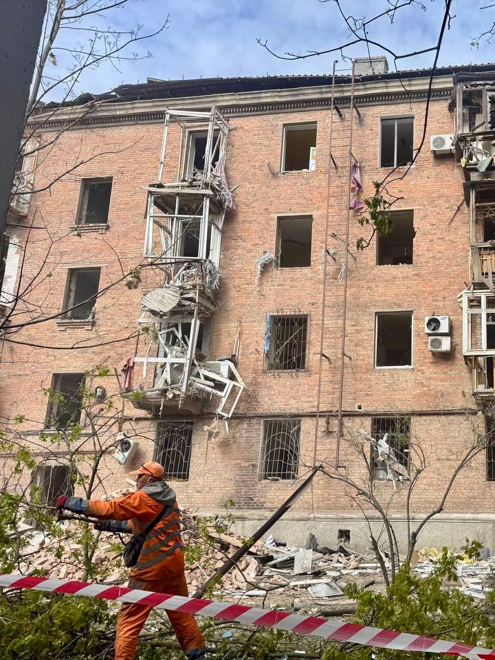 У Дніпрі після масованої атаки пошкоджено 27 будинків, є загиблі