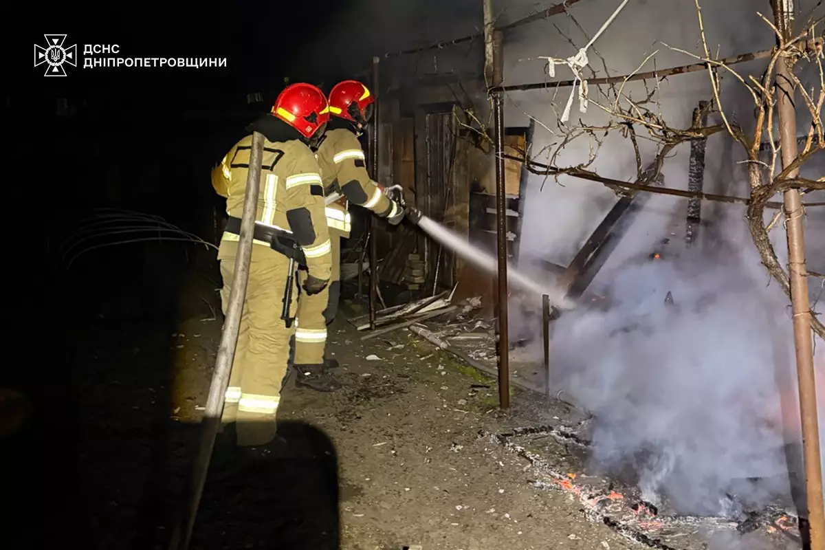 Нічна пожежа в Синельниковому: на приватному подвір’ї палала господарча будівля - 12.04.2026 