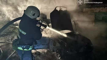 Згоріла автівка у Дніпрі вночі 20.04.2026