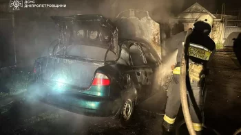 Згоріла автівка у Дніпрі вночі 20.04.2026