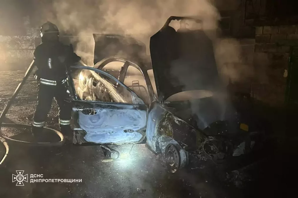 Згоріла автівка у Дніпрі вночі 20.04.2026