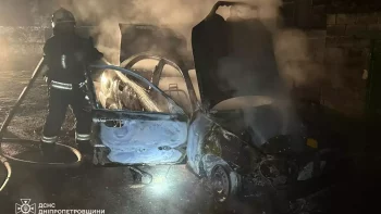 Згоріла автівка у Дніпрі вночі 20.04.2026