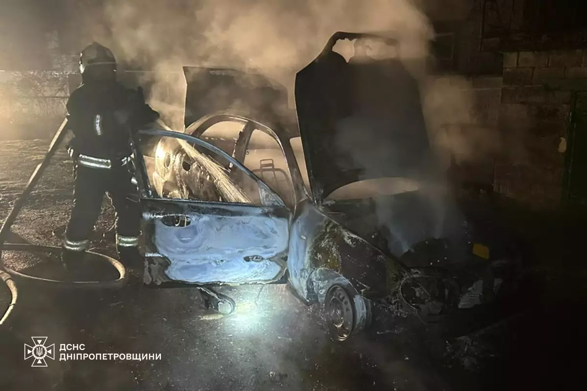 Цієї ночі у Дніпрі горів Daewoo Lanos