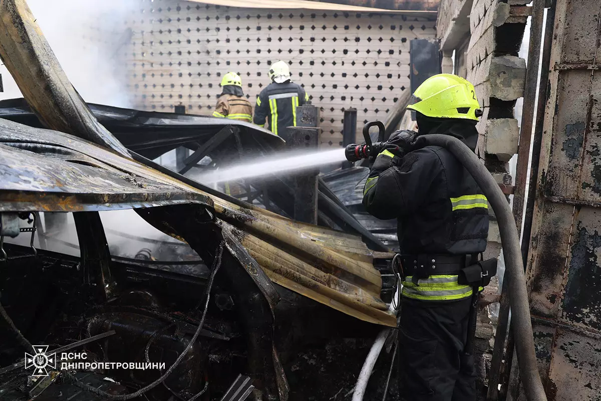 У Дніпрі сталася масштабна пожежа на території СТО: згоріли автомобілі