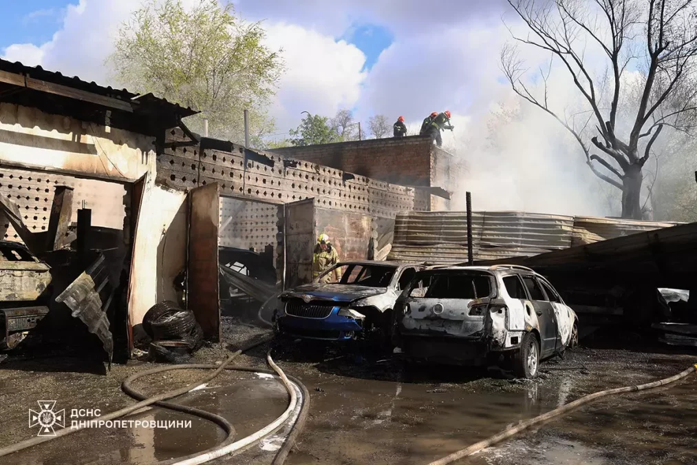 У Дніпрі сталася масштабна пожежа на території СТО: згоріли автомобілі