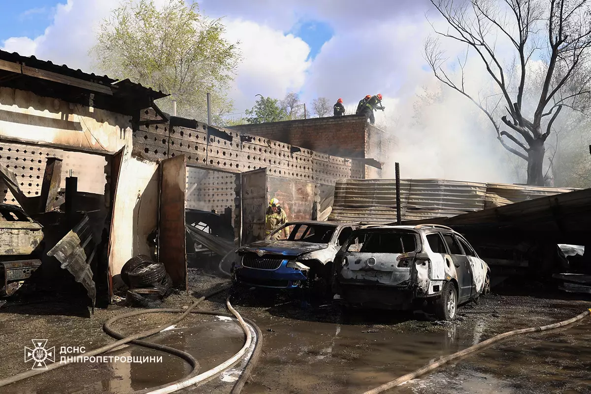 У Дніпрі сталася масштабна пожежа на території СТО: згоріли автомобілі