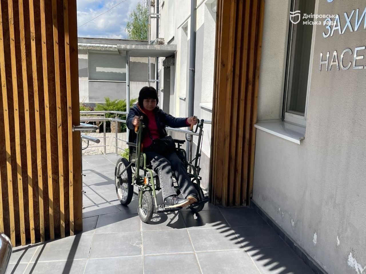 Між тим, що було 10 років тому, і тим, що є зараз — колосальна різниця»: подружжя з інвалідністю про розбудову безбар’єрного середовища у Дніпрі - 30.04.2026