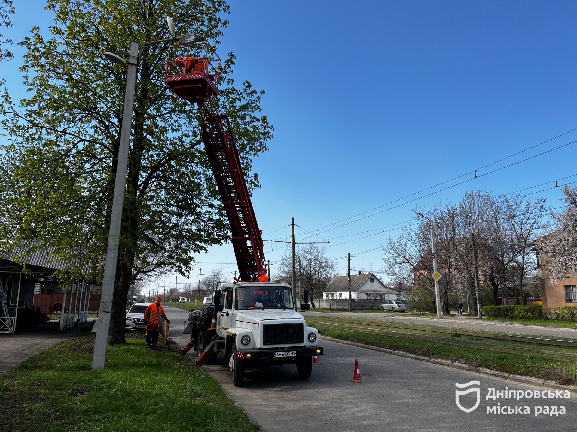 «Це комфорт і безпека для всіх мешканців», — працівник «Міськсвітло» про оновлення вуличного освітлення у Дніпрі - 15.04.2026