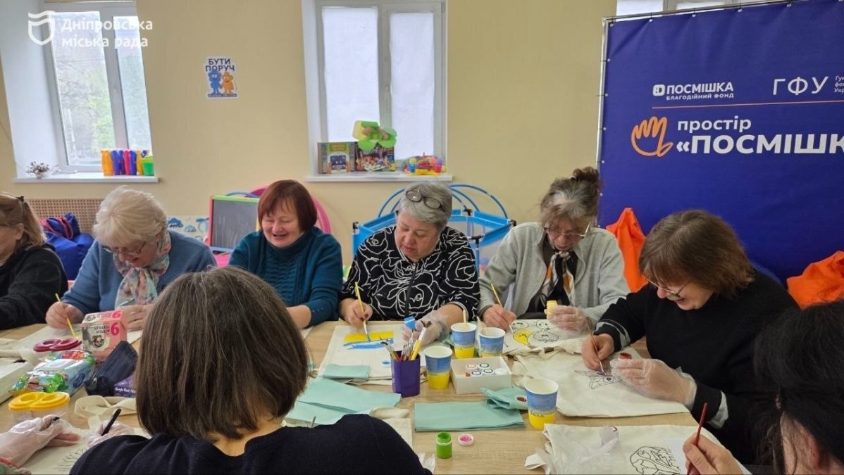 «Дякуємо місту за турботу про нас»: учасники Університету третього віку у Дніпрі опановували мистецтво розпису екошоперів - 16.04.2026