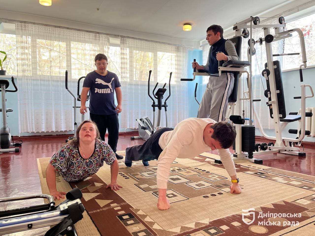 «Такі соціальні установи дають можливість відчути себе частиною суспільства. Це допомога не лише дітям, а й батькам», — дніпрянка про роботу відділення професійної реабілітації та соціально-побутової адаптації центру «Крок назустріч» - 07.04.2026