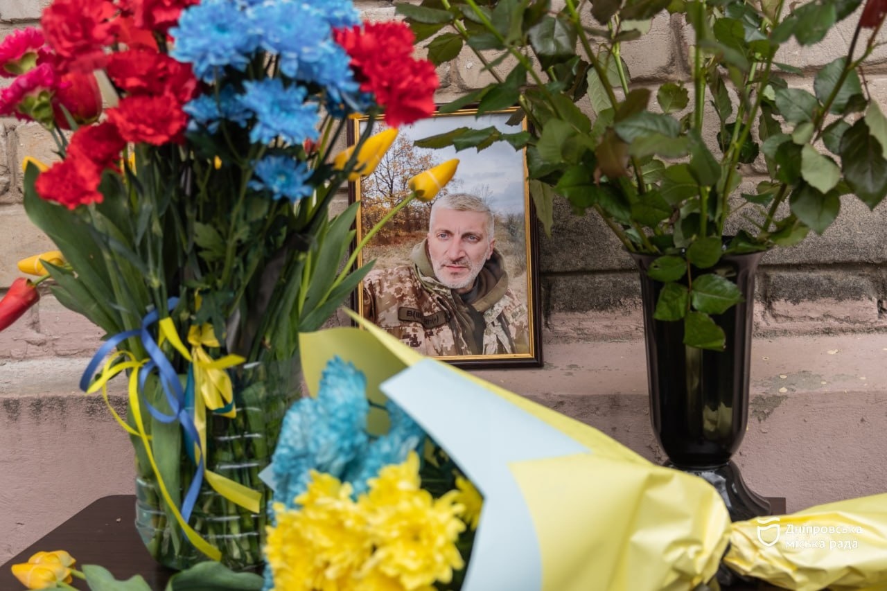 Загинув, рятуючи побратима: у Дніпрі відкрили меморіальну дошку Ігорю Сологубу - 10.04.2026