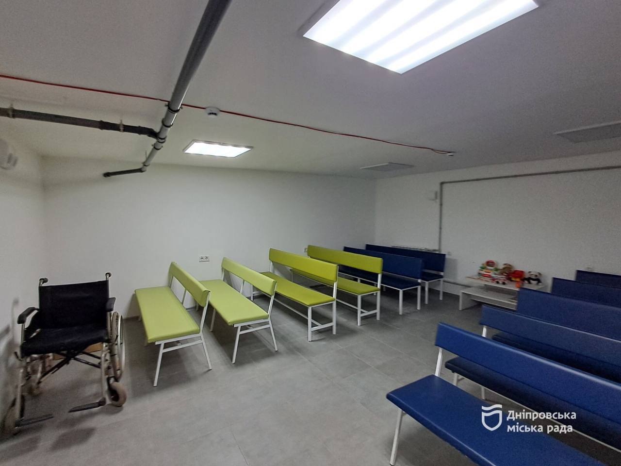 Від операційних до дитячих куточків: як облаштовані укриття у медзакладах Дніпра - 09.04.2026