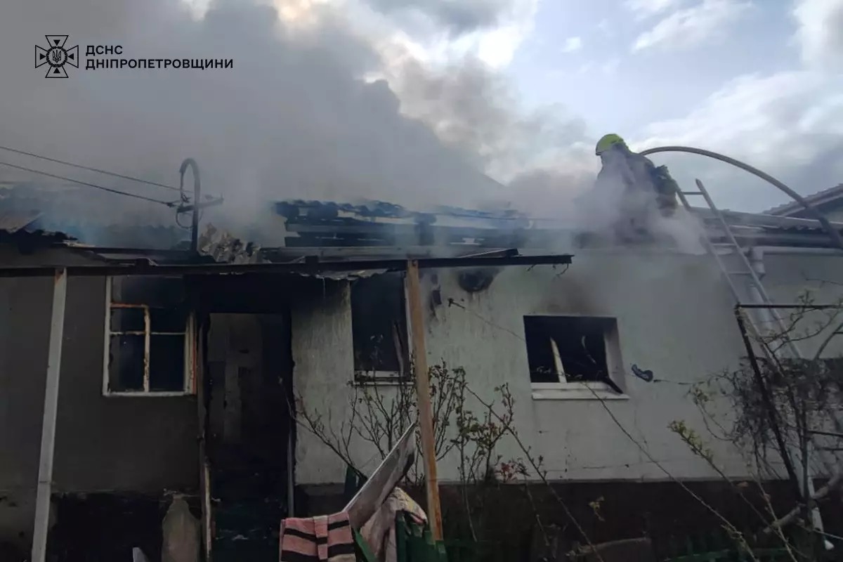 Пожежа у Дніпрі: загорівся дах житлового будинку - 10.04.2026