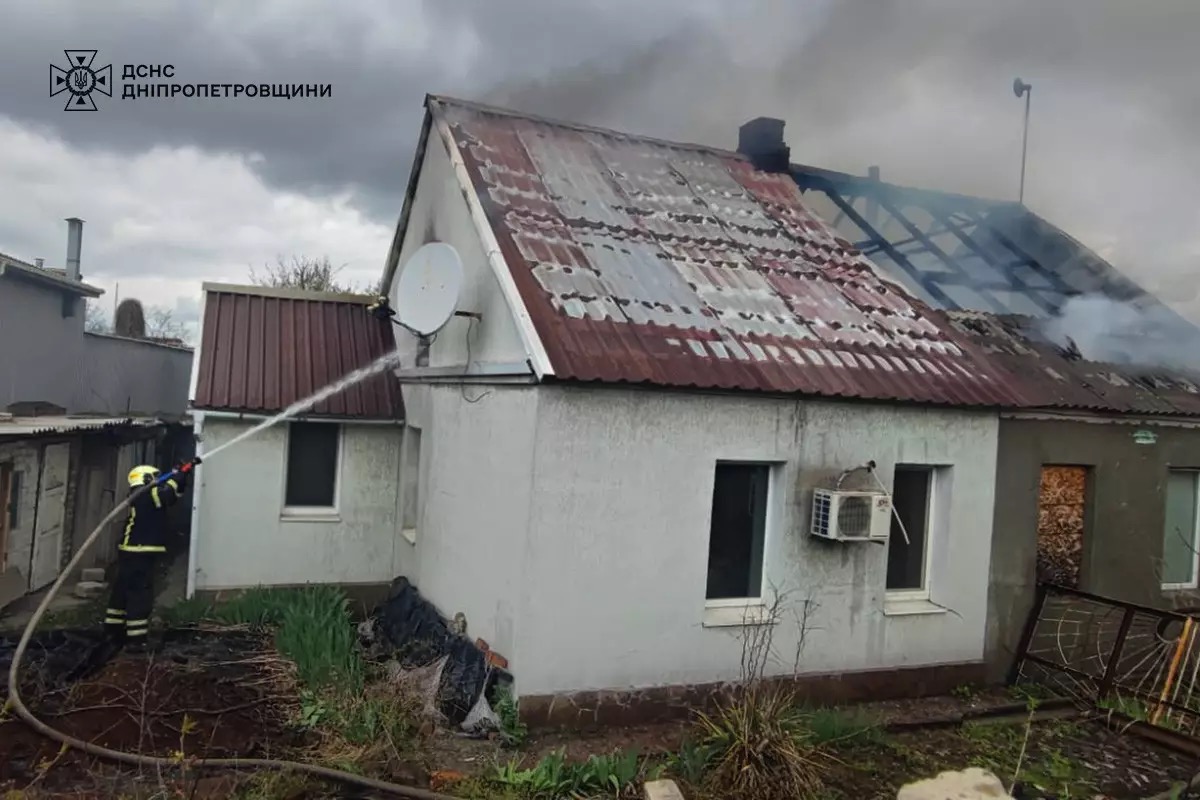 Пожежа у Дніпрі: загорівся дах житлового будинку - 10.04.2026
