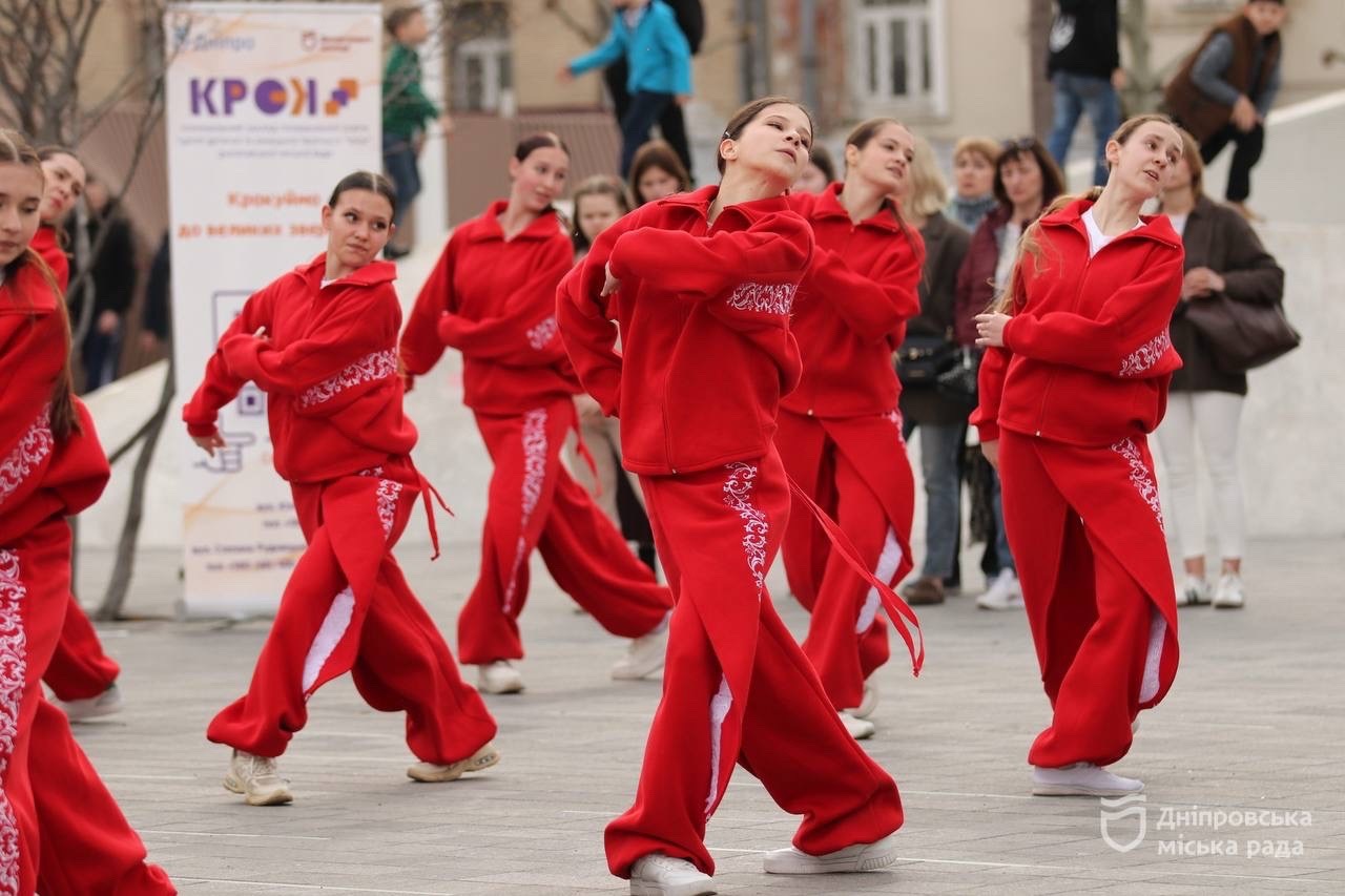 «Це допомагає формувати свідомість і відчуття ідентичності», - учасниця про інтерактивну акцію у Дніпрі «2026 секунд читаємо Олеся Гончара» - 03.04.2026