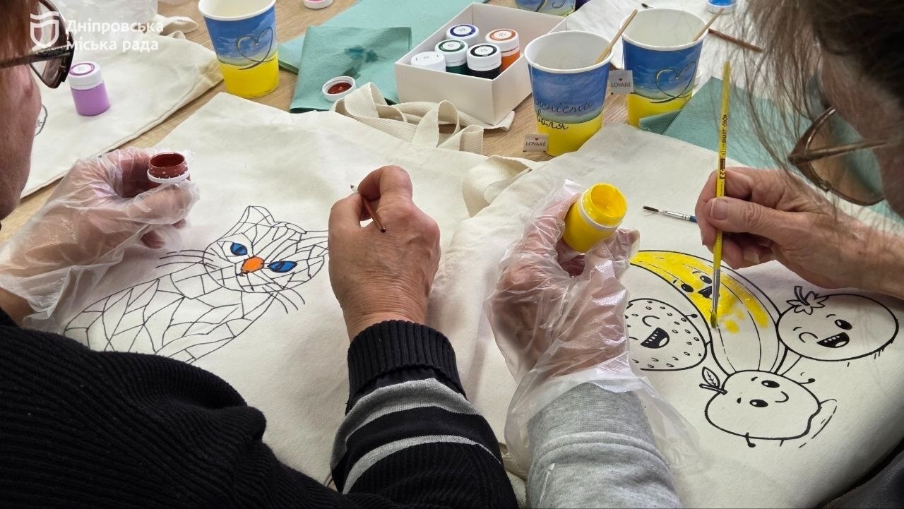 «Дякуємо місту за турботу про нас»: учасники Університету третього віку у Дніпрі опановували мистецтво розпису екошоперів - 16.04.2026