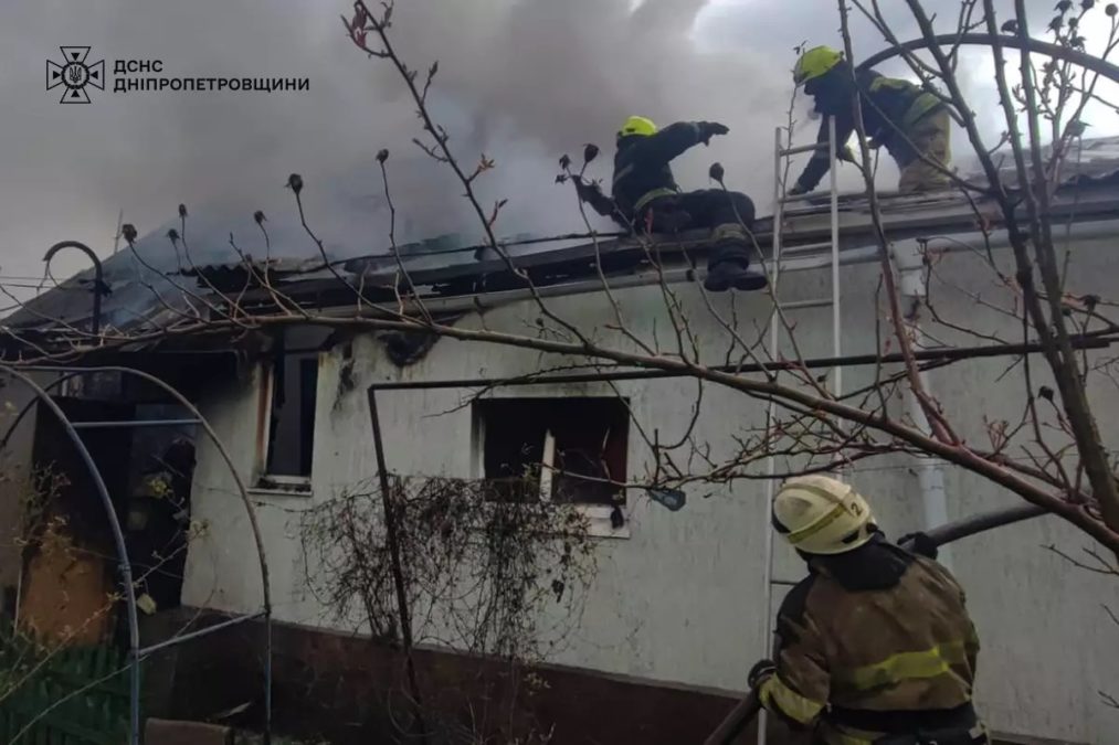 Пожежа у Дніпрі: загорівся дах житлового будинку - 10.04.2026