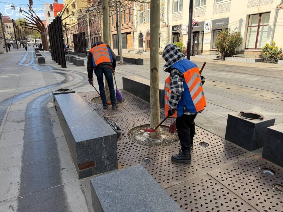 #Чистий_Дніпро: щоденна праця комунальників від світанку до вечора задля охайності міста - 13.04.2026