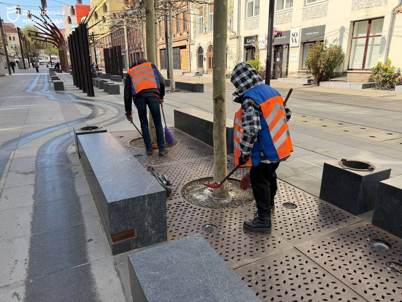 #Чистий_Дніпро: щоденна праця комунальників від світанку до вечора задля охайності міста - 13.04.2026